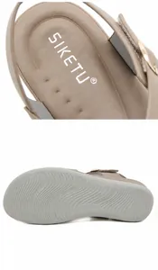 Detail der weichen Lederinnensohle mit Logo und rutschfester Gummisohle mit Wellenprofil