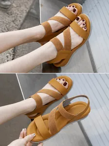 Vue détaillée des sandales à plateforme jaune gingembre avec brides croisées et texture cuir