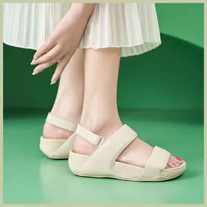 Sandali con zeppa da donna color beige con cinturini regolabili in velcro sul tallone