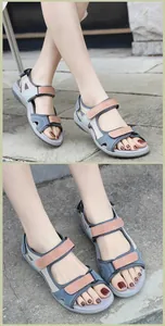Dettaglio di sandali sportivi color-block con cinturini in velcro e suola spessa in gomma