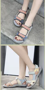 Dettagli dei sandali sportivi colorati da donna con triplo cinturino in velcro regolabile