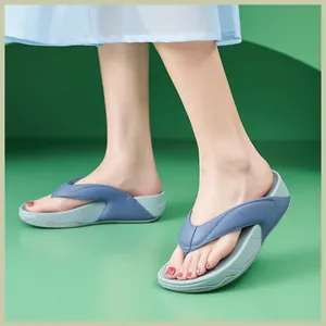 Detailansicht blauer Plateau-Flip-Flops mit ergonomischer dicker Sohle und matter Textur
