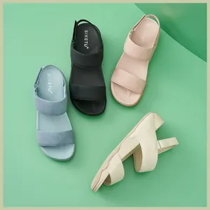 Vista dall'alto di sandali sportivi con zeppa e velcro in blu nero rosa e beige