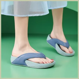 Detailansicht der Damen-Plateau-Flip-Flops mit blauen Riemen und dicker EVA-Sohle