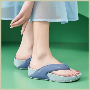 Detail von Plateau-Flip-Flops mit Lederriemen und blauer, gewellter rutschfester Sohle