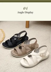 Detailansicht von Damen-Plateausandalen in Schwarz, Braun und Beige mit Metallschnallen