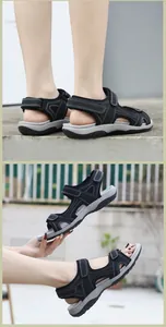 Dettaglio di sandali sportivi neri con triplo velcro regolabile e suola esterna