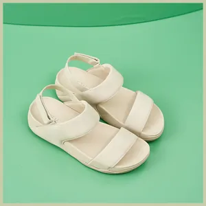 Dettaglio di sandali beige con plateau con cinturini regolabili e plantare ergonomico