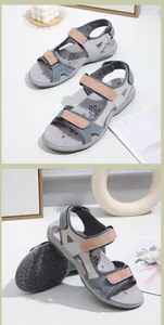 Dettaglio del sandalo sportivo multicolore con suola floreale e cinturini regolabili