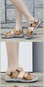 Détail de sandales de sport kaki avec brides velcro réglables et semelles épaisses