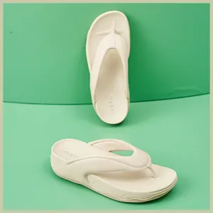 Detailansicht der ergonomischen beige Plateauschuhe mit gepolsterter Sohle und breitem Riemen