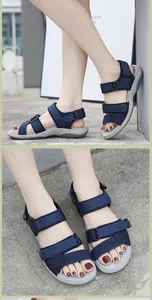 Sandales de sport pour femmes en bleu marine avec brides velcro et semelles épaisses en gomme