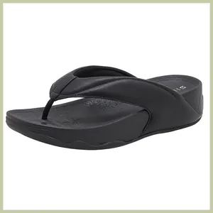 Detailansicht schwarzer Keil-Flip-Flops mit dicker, gepolsterter Plateausohle für Damen