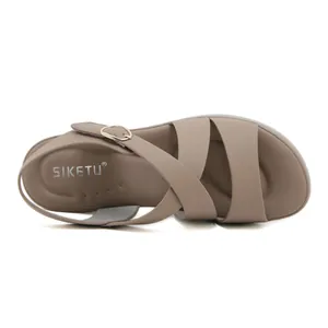 Schicke taupefarbene Damen Plateausandalen mit Kreuzriemen und goldenen Metallschnallen