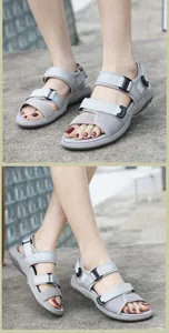 Détail de sandales de sport en tissu gris clair avec sangles velcro et semelle plate