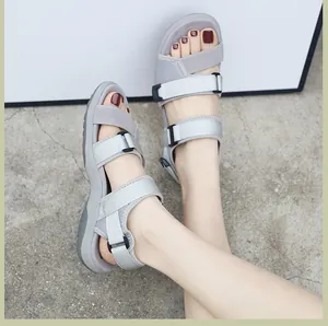 Détail en gros plan de sandales de sport grises pour femmes avec brides velcro réglables