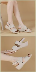 Dettagli dei sandali con zeppa in pelle beige con fibbie metalliche per l'abbigliamento estivo