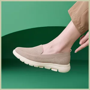 Detailansicht des atmungsaktiven Strickgewebes beim beigen Damen-Slipper Freizeitschuh