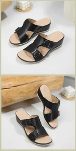Detalle de sandalias de cuña con hebillas metálicas y plantilla cómoda transpirable
