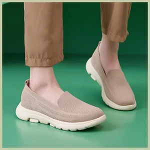 Detailansicht des atmungsaktiven Strickmaterials und der rutschfesten Sohle beige Damenschuhe