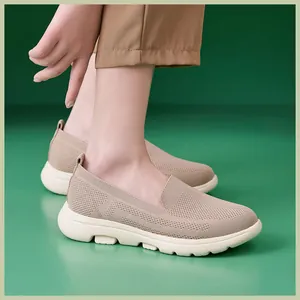Nahaufnahme des atmungsaktiven Strickmaterials und der leichten Polstersohle am Schlupfschuh