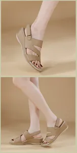 Detalle de sandalias de cuña caqui con cuero grabado de lichi y cierre de velcro