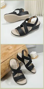Detalle de sandalias de cuña negras para mujer con correas elásticas y cuero sintético