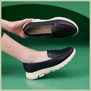 Detailansicht schwarzer Loafer mit weißer Plateausohle und gepolsterter SIKETU Sohle