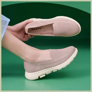 Detail der atmungsaktiven rosa Strick-Oberfläche und rutschfesten Sohle auf dem Schuh