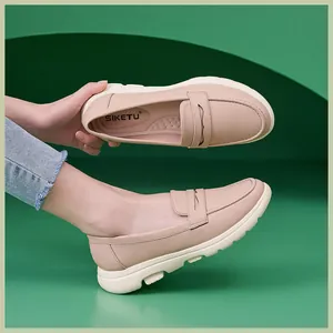 Detail von Damen-Loafer aus weichem Leder mit rutschfester weißer Plateausohle in Rosa