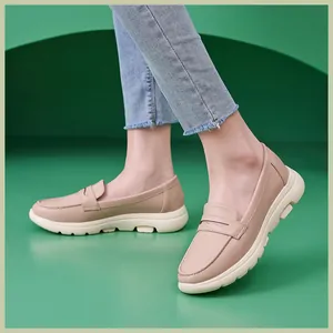 Nahaufnahme der beigen Leder-Loafer mit weicher Dämpfungssohle und Nahtdetails