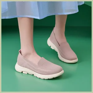 Detailansicht rosa Mesh-Loafer mit weißer Sohle, kombiniert mit einem Netzrock