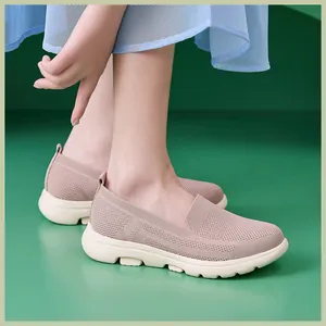 Detail des atmungsaktiven Strickmaterials und der rutschfesten Sohle am Damen Freizeitschuh