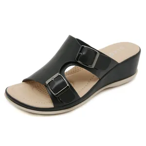 Sandalias de cuña negras para mujer con correas ajustables y hebillas plateadas suela beige