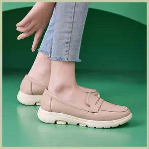 Detailaufnahme der beigen Leder-Loafer mit Plateausohle und rutschfestem Profil für Alltag