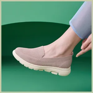 Nahaufnahme der rosa atmungsaktiven Strickschuhe mit leichter rutschfester Schaumstoffsohle