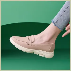 Detail von matten rosa Penny-Loafers mit dicken weißen Gummisohlen und Ledertextur