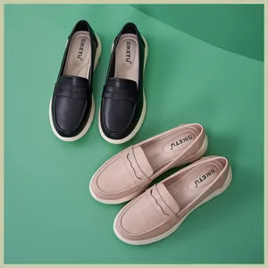 Draufsicht auf Damen-Loafer in Schwarz und Nude mit dicker weißer Sohle aus Leder
