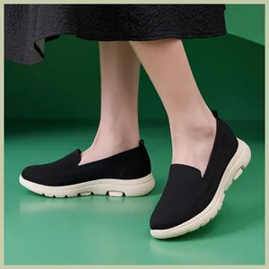 Detailansicht der atmungsaktiven schwarzen Strick-Slipper-Wanderschuhe für Damen