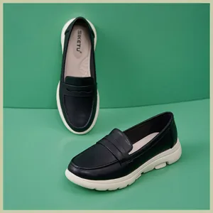 Nahaufnahme eleganter schwarzer Leder-Loafer mit dicker, rutschfester Softsohle für Damen