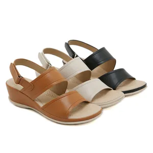 Sandali con zeppa da donna per esterno con fibbie metalliche in marrone, beige e nero