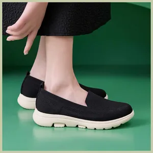 Detail der schwarzen atmungsaktiven Strick-Slipper an Model mit dicker weicher Sohle