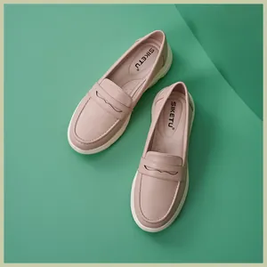 Draufsicht auf rosa Leder-Loafer mit weißer rutschfester Sohle und Cut-out-Details