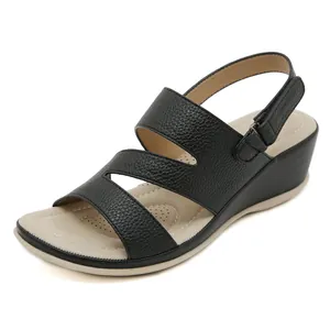 Sandalias de cuña negras para mujer con correas texturizadas y hebilla para el ocio