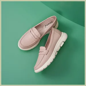 Detailansicht der rosa Loafer mit dicker weißer Anti-Rutsch-Sohle und weichem Leder