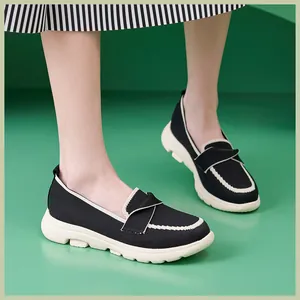 Λεπτομέρεια από πλεκτά loafers με κυματιστό τελείωμα και αντιολισθητική σόλα πλατφόρμα