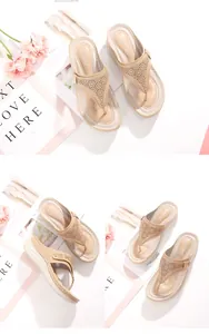 Détails des motifs floraux découpés au laser et talon compensé sur sandales pour femmes
