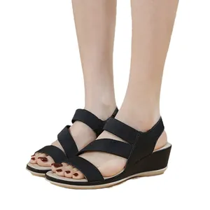 Eleganti sandali con zeppa neri con comodi cinturini elastici per abbigliamento mare
