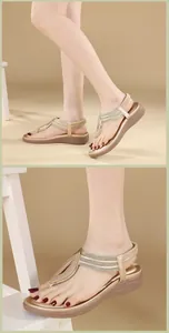 Vista dettagliata dei sandali boho oro champagne con cinturini intrecciati ed elastico