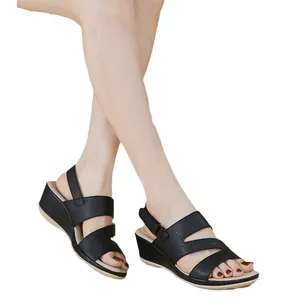 Sandalias de cuña para mujer en cuero negro con correas y hebilla para el verano